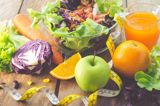 groente salade bowl en fruit juice - gezond eten concept - Foto, afbeelding
