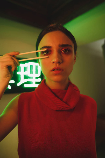 Vertical image of Woman holding Chinese chopsticks - Foto, Imagem
