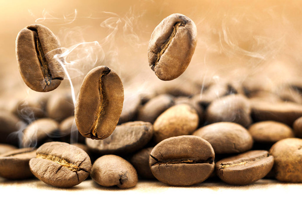 Letící čerstvá kávová zrna jako pozadí s kopie prostoru. Coffe - Fotografie, Obrázek