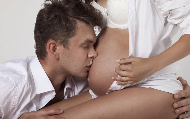 μελλοντικές μπαμπά φιλιά την κοιλιά των εγκύων τη σύζυγό - Φωτογραφία, εικόνα