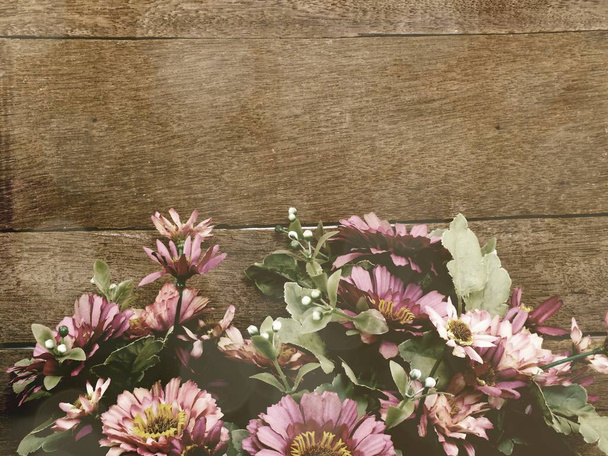 százszorszép virág csokor vintage szűrő színű fa háttér - Fotó, kép