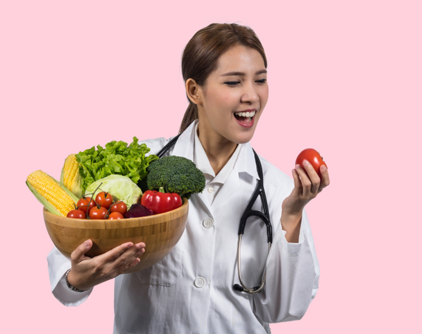 ο γιατρός κρατάει φρέσκα λαχανικά - Φωτογραφία, εικόνα