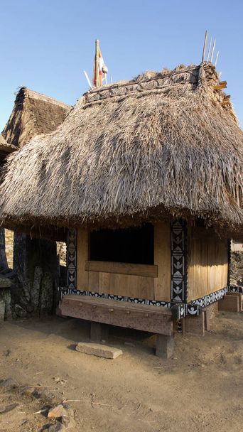 Hütte von Bena, ein traditionelles Dorf mit Grashütten der Ngada in Blüten. - Foto, Bild