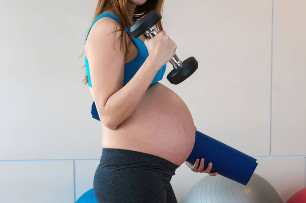 Těhotná žena dělá cvičení  - Fotografie, Obrázek
