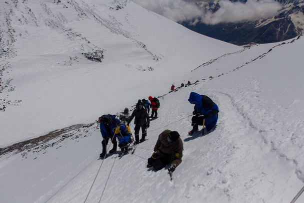 2014 mount Elbrus, Rosja: wspinaczka na szczyt z osobą niepełnosprawną. - Zdjęcie, obraz