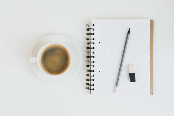 Notebook z ołówkiem i filiżankę kawy - Zdjęcie, obraz