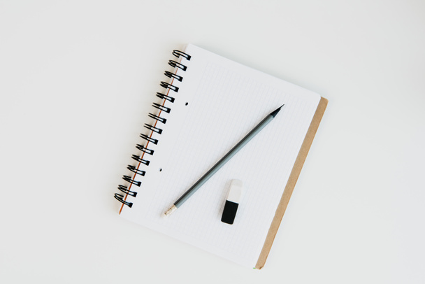 notebook con lápiz y goma
 - Foto, imagen