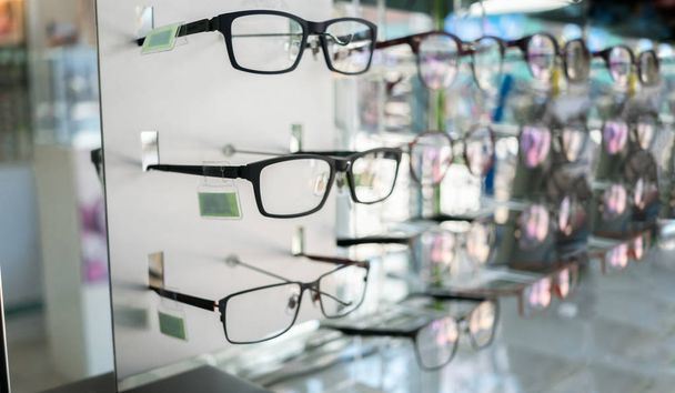 Çeşitli göz gözlük dükkanda. Seçici odak - Fotoğraf, Görsel