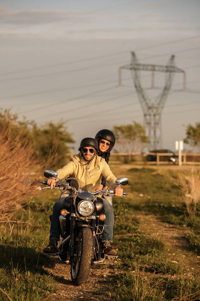 Красива молода пара з класичним мотоциклом
 - Фото, зображення
