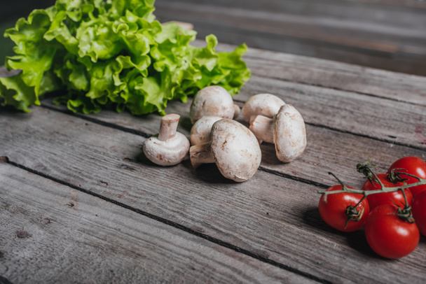 tomates cereja com cogumelos e salada
 - Foto, Imagem
