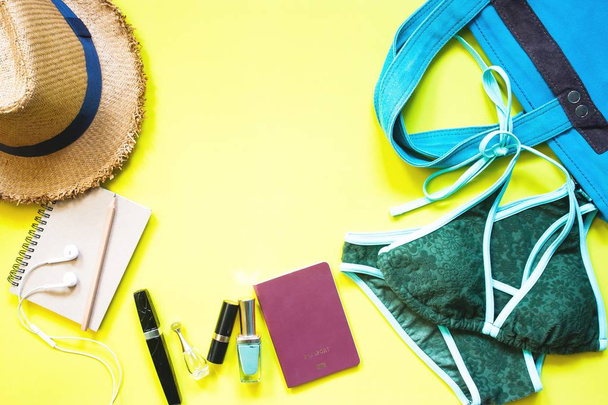 Sommerreisekonzept, flach auf gelbem Hintergrund - Foto, Bild