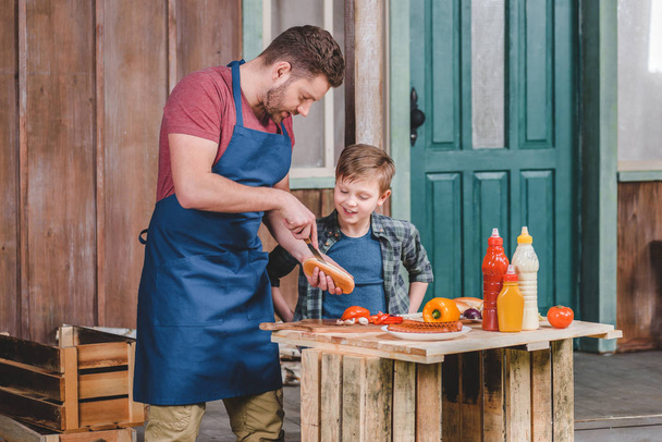 Father and son cooking hot dog  - Fotoğraf, Görsel
