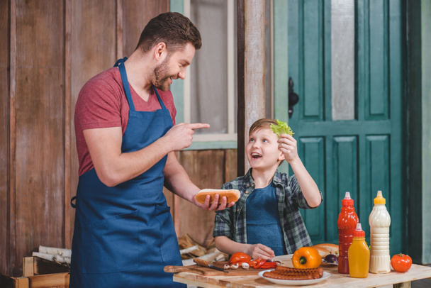 Apa és fia, főzés a hot dog  - Fotó, kép