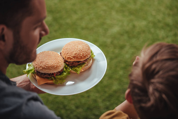 père et fils avec hamburgers faits maison
 - Photo, image