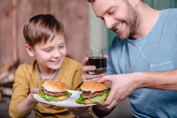 apa és fia, a házi készítésű hamburgertől - Fotó, kép
