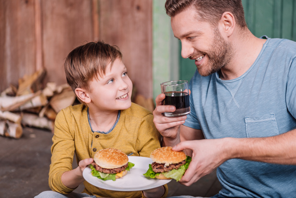 father and son with homemade burgers - Zdjęcie, obraz