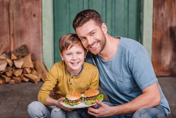 apa és fia, a házi készítésű hamburgertől - Fotó, kép
