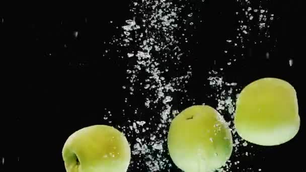 Muchas manzanas cayendo en el agua en cámara lenta
 - Imágenes, Vídeo