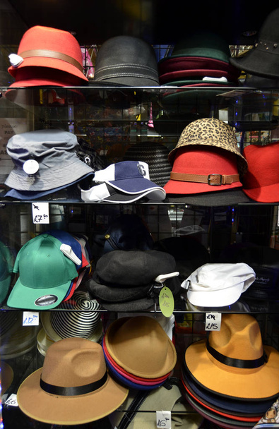 Cappelli assortiti in vendita sugli scaffali delle bancarelle di mercato
 - Foto, immagini