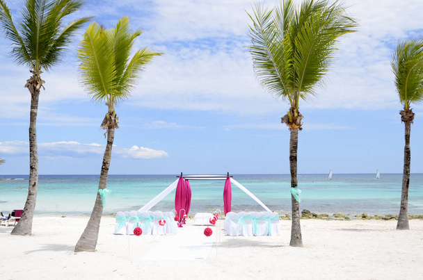 Configuración de la ceremonia de boda en la playa tropical
 - Foto, imagen