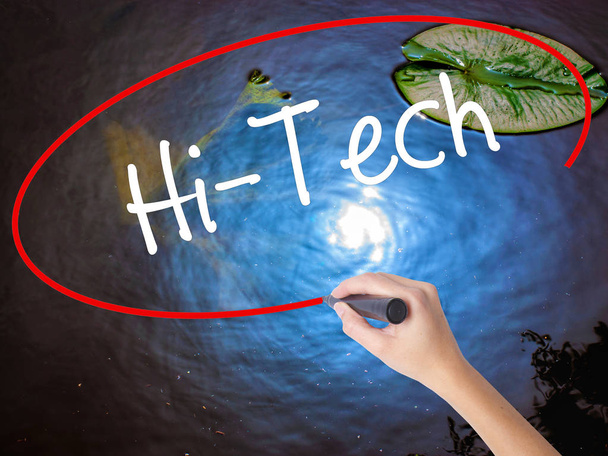 Donna mano scrittura Hi-Tech con pennarello su tavola trasparente
. - Foto, immagini
