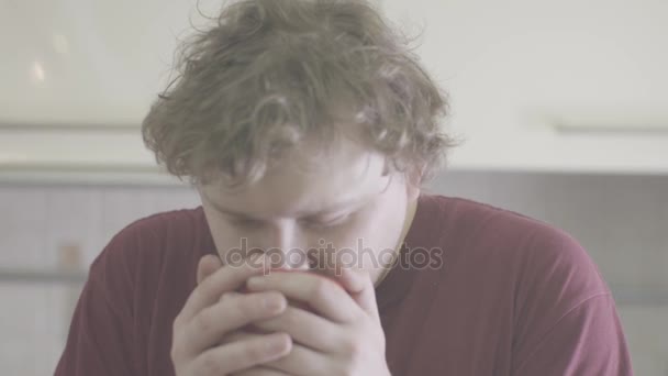 Fat curly hair caucasian man take deep breath of coffee smell and nods head - Záběry, video