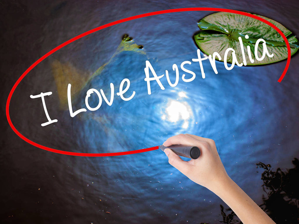 Žena ruku psaní I Love Austrálie se značkou přes transparentní - Fotografie, Obrázek