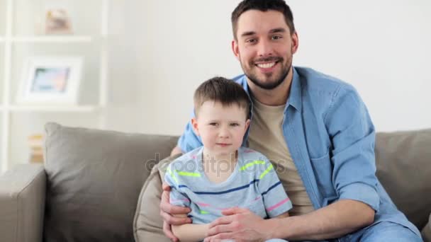 boldog apa és kisfia, átölelve otthon - Felvétel, videó