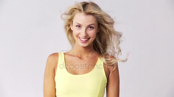 spokojený úsměv krásná mladá žena dotýká vlasů - Záběry, video