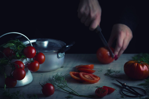 Frau hackt eine Tomate Vintage-Szene - Foto, Bild
