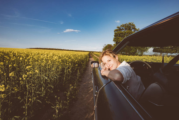 Güzel genç kadın arabada rahatlatıcı - Fotoğraf, Görsel