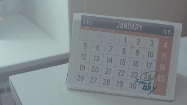 Hoja de calendario de enero de 2015 en la mesa blanca. Fecha 24 marcado como día del deporte
 - Metraje, vídeo