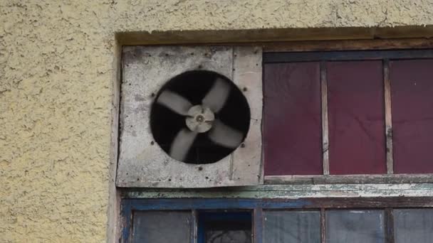 Ventilator dreht sich im alten Fenster eines verlassenen Gebäudes - Filmmaterial, Video
