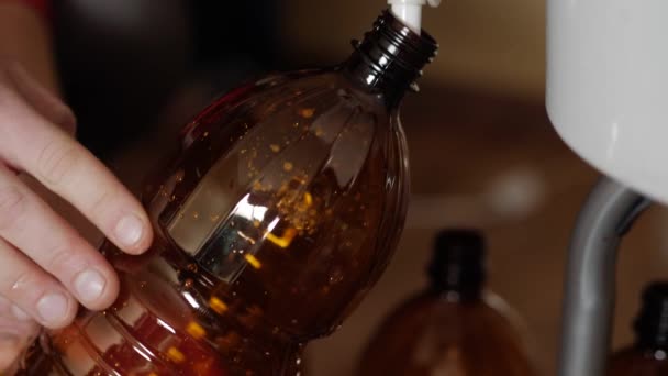 Einschenken von Flaschen mit Hausbier. Hausbrauerei. - Filmmaterial, Video