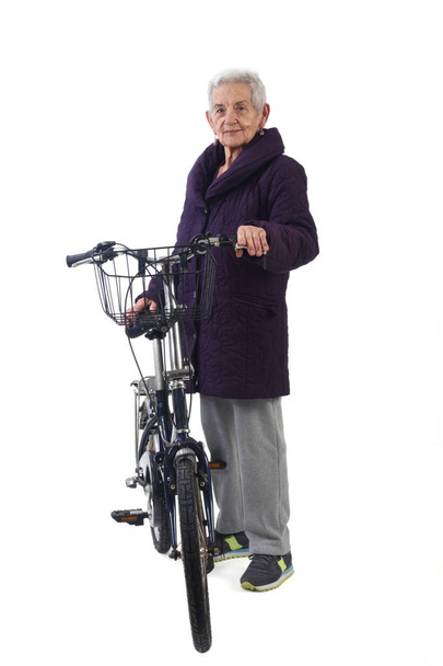 Senior kobieta stwarzających z roweru na białym tle - Zdjęcie, obraz