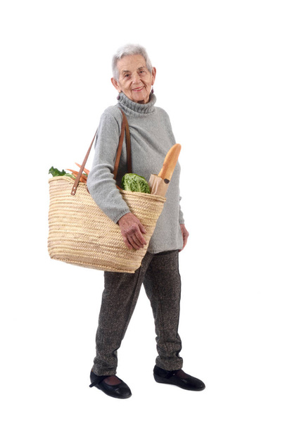 高齢者の女性が白で隔離を買い物に行く, - 写真・画像