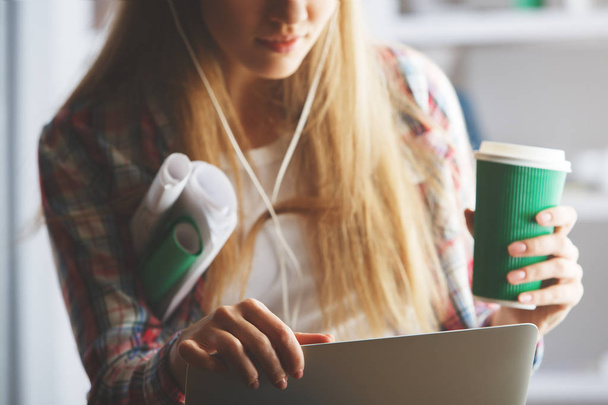 Menina com laptop, café e fones de ouvido
 - Foto, Imagem