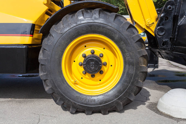 Un fragmento de una enorme rueda y un neumático de equipo de construcción
 - Foto, imagen