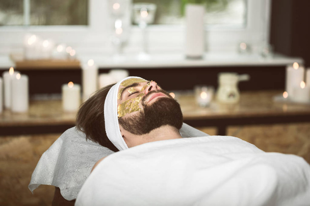 Men's gold mask therapy at beautician's - Fotografie, Obrázek