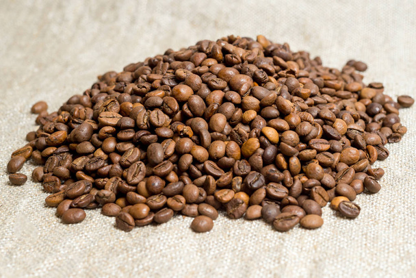 Пролитое зерно ароматного кофе крупным планом
. - Фото, изображение