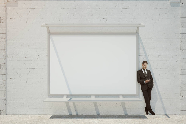 Businessman with empty whiteboard - Foto, afbeelding
