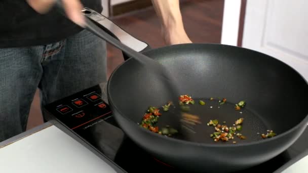  mexer frito picando pimenta na cozinha
 - Filmagem, Vídeo