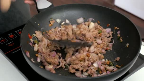  Tayland yemekleri heyecan tarafından yemek kızarmış - Video, Çekim