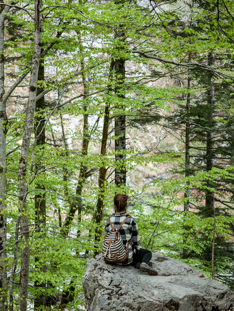 woman traveler sitting in forest - Foto, afbeelding