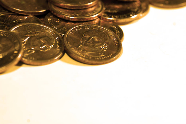 Stapel von Münzen und Geld, die Erfolg und Reichtum repräsentieren - Foto, Bild
