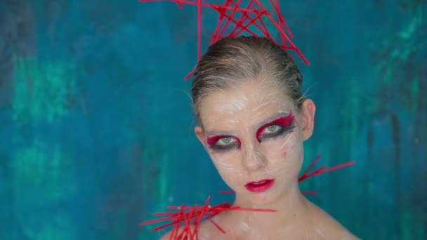 Portret van mysterieuze meisje met creatieve make-up en elegante kapsel - Video