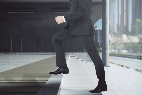 Вид сбоку бизнесмена на бетонную лестницу, ведущую к зданию. Концепция роста. 3D рендеринг
 - Фото, изображение