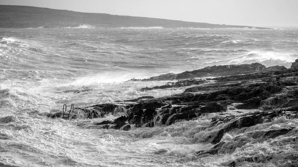 Ruwe zee in zwart-wit. - Foto, afbeelding