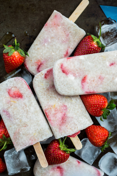 Strawberry Popsicles with Chia Seeds and Coconut Milk - Zdjęcie, obraz