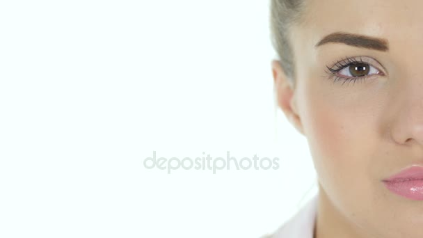 Krásná žena polovinu tváře při pohledu na fotoaparát - Záběry, video